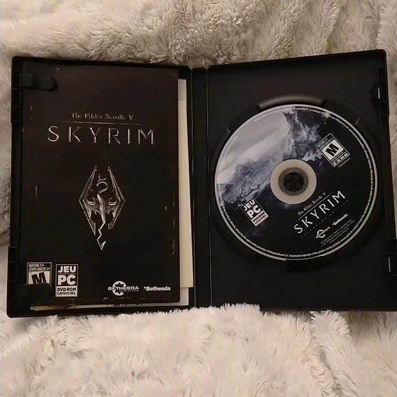 Skyrim Legendary Edition PC game ✨With Inserts: Includes map and sticker✨ - Picture 6 of 13